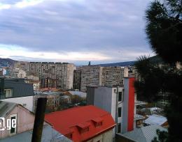 სახლი მიწის ნაკვეთით