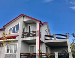 ქირავდება დღიურად ბაზალეთის ტბასთან 50 მეტრში