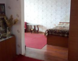 იყიდება ოროთახიანი კეთილმოწყობილი ბინა 571 84 76 67