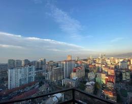 იყიდება ბინა ზღვის და ქალაქის ხედით