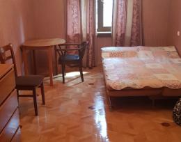 იყიდება სამოთახიანი ბინა