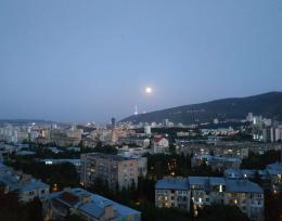 იყიდება 58 მ2 ბინა გზის პირზე საპარკინგე ადგილით