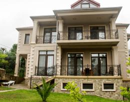 იყიდება სახლი ზღვასთან.