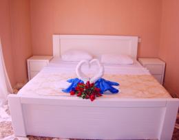 სასტუმრო საბურთალოზე ფასი 80 ლარიდან ტელ:557 99 00 45