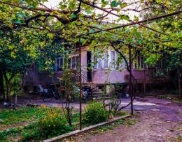 იყიდება მიწის ნაკვეთი სადაც დგას 1 სართულიანი სახლი