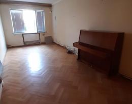 იყიდება 3.5 ნახევრიანი ბინა ვარკეთილში