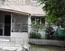 იყიდება საცხოვრებელი ბინა თავისი სარდაფით ორსართულიანი შენობ