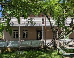 ქირავდება ოთახები საოჯახო სასტუმროში ჯურორტ ტბაზე