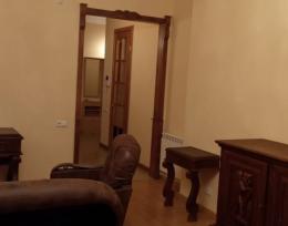 ქირავდება ვერაზე ახალი გარემონტებული ოთხ ოთახიანი ბინა, სამი