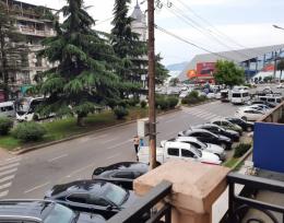 ზღვის ხედით ქირავდება 3 ოთახიანი ბინა ბათუმის ცენტრში