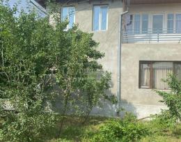 გირავდება კერძო ორსართულიანი სახლი ქობულეთში:591 44 89 32