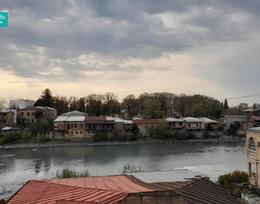 იყიდება კერძო სახლის იზოლირებული  მე-2 და მე-3 სართული